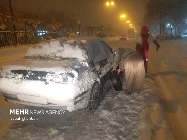 تلاش امدادگران هلال احمر برای نجات مسافران گرفتار در برف