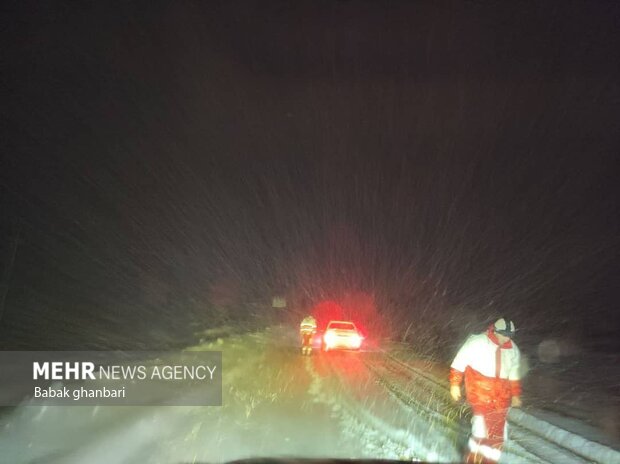 تلاش امدادگران هلال احمر برای نجات مسافران گرفتار در برف