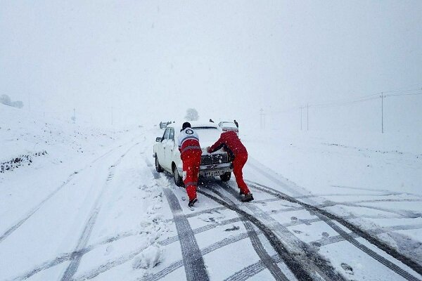 امدادرسانی به ۴۳۲ مسافرگرفتار در برف/آماده‌باش هلال احمر کرمانشاه