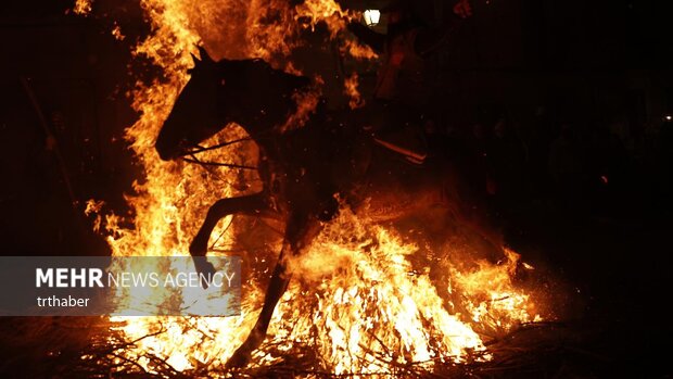 عبور با اسب از میان آتش در جشنواره‌ سنتی اسپانیا