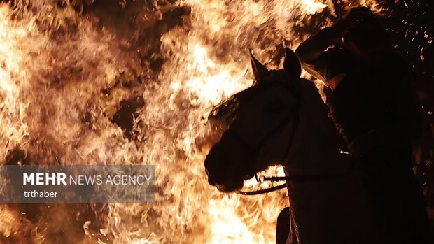 عبور با اسب از میان آتش در جشنواره‌ سنتی اسپانیا