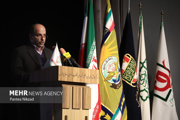 محمد رضا حسنی آهنگر فرمانده دانشگاه جامع امام حسین (ع) در حال سخنرانی در اولین جشنواره ترجمان فتح است