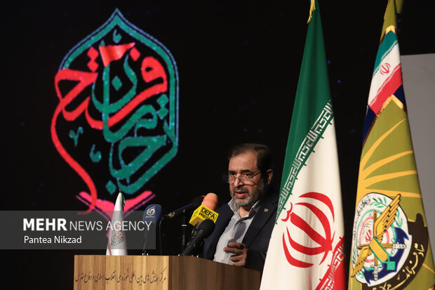 علی‌اصغر جعفری مدیرعامل موزه انقلاب اسلامی و دفاع مقدس در حال سخنرانی در اولین جشنواره ترجمان فتح است
