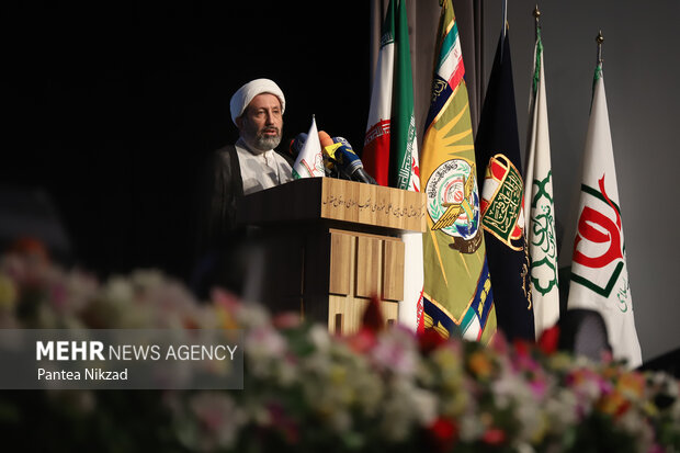 مهدی ایمانی پور رئیس سازمان فرهنگ و ارتباطات اسلامی در حال سخنرانی در اولین جشنواره ترجمان فتح است
