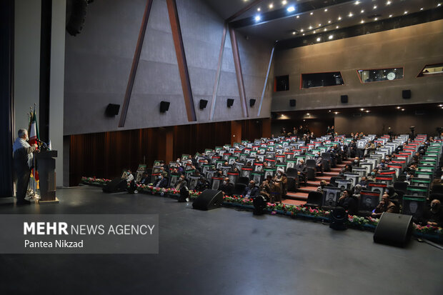 محمدرضا نقدی معاون هماهنگ کننده سپاه در حال سخنرانی در اولین جشنواره ترجمان فتح است