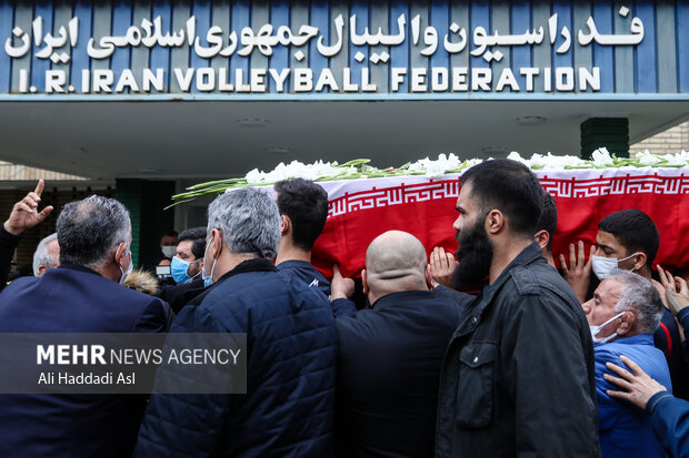 مراسم تشییع و بدرقه پیکر زنده یاد محمد رضا یزدانی خرم با حضور ورزشکاران و پیشکسوتان کشتی و والیبال در فدراسیون والیبال برگزار شد