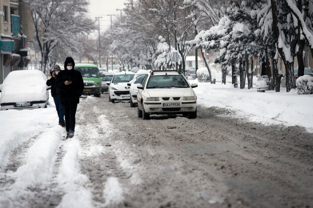 Zanjan people experiencing freezing air temperature