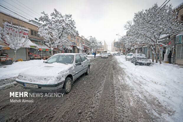 Zanjan people experiencing freezing air temperature