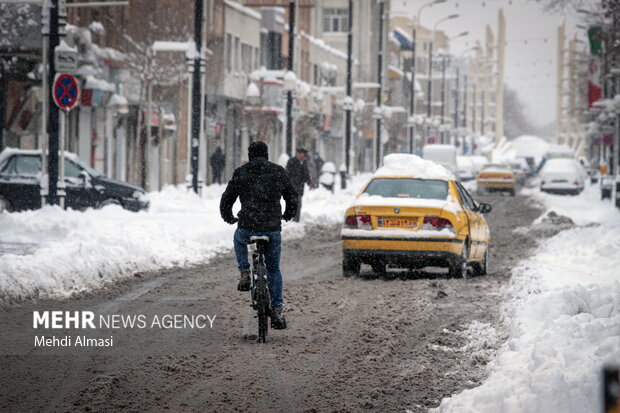 Zanjan people experiencing freezing air temperature