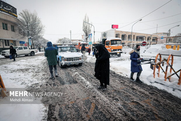 Zanjan people experiencing freezing air temperature