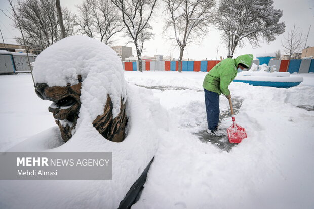 Zanjan people experiencing freezing air temperature