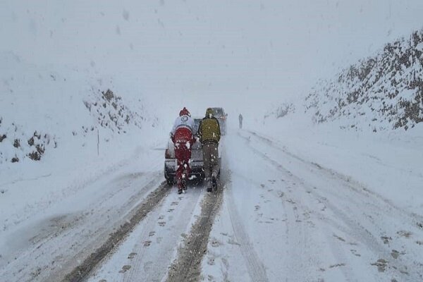 مسدود بودن ۴۱ راه روستایی کرمانشاه/رهاسازی ۲۲۴خودرو گرفتار در برف