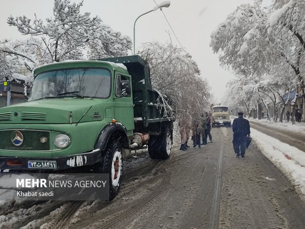 نیروهای سپاه و بسیج سنندج به کمک شهرداری شتافتند