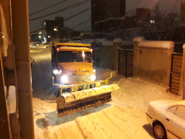 برف‌روبی شبانه در اردبیل/خیابان‌های اصلی شهر پاکسازی می شود