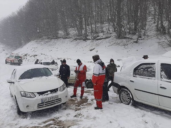 امداد رسانی به ۴۰۰۰ نفر حادثه دیده از برف در آذربایجان غربی