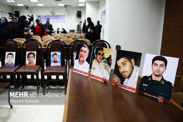 تصاویر شهدای حادثه تروریستی اهواز در اولین جلسه دادگاه سرکرده گروهک تروریستی الاحوازیه به نمایش گذاشته شد