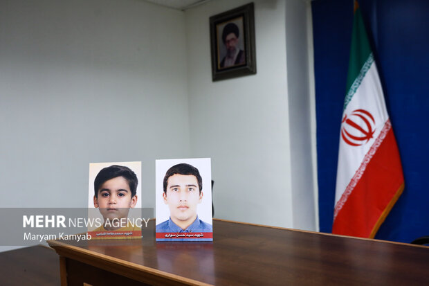 تصاویر شهدای حادثه تروریستی اهواز در اولین جلسه دادگاه سرکرده گروهک تروریستی الاحوازیه به نمایش گذاشته شد