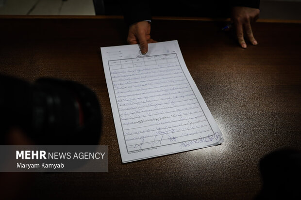  سرکرده گروهک تروریستی الاحوازیه پس از پایان جلسه دادگاه اتهامات خود را امضا کرد