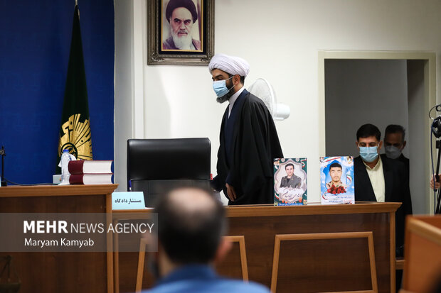 قاضی افشاری در حال ورود به اولین جلسه دادگاه سرکرده گروهک تروریستی الاحوازیه در دادگاه انقلاب تهران است