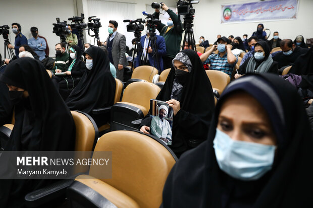 خانواده  شهدای حادثه تروریستی اهواز در  اولین جلسه دادگاه سرکرده گروهک تروریستی الاحوازیه حضور دارند