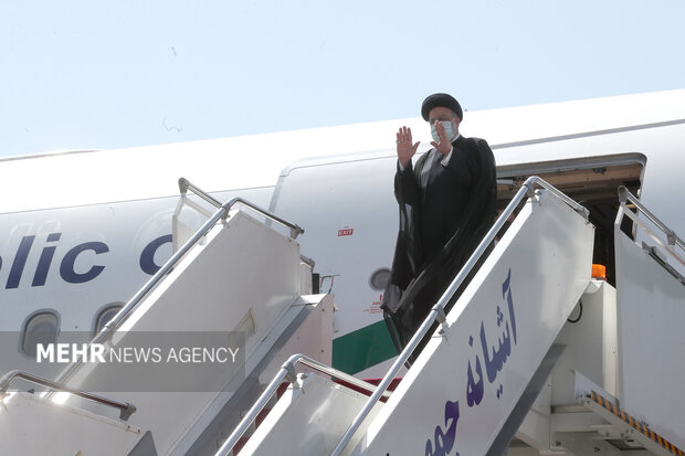 الرئيس الإيراني يغادر طهران متوجهاً إلى سلطنة عمان
