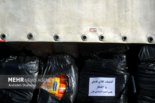 کالاهای قاچاق و احتکار شده توسط سارقین و کشف شده توسط نیروی انتظامی در هفتمین طرح کاشف در تصویر دیده می شود