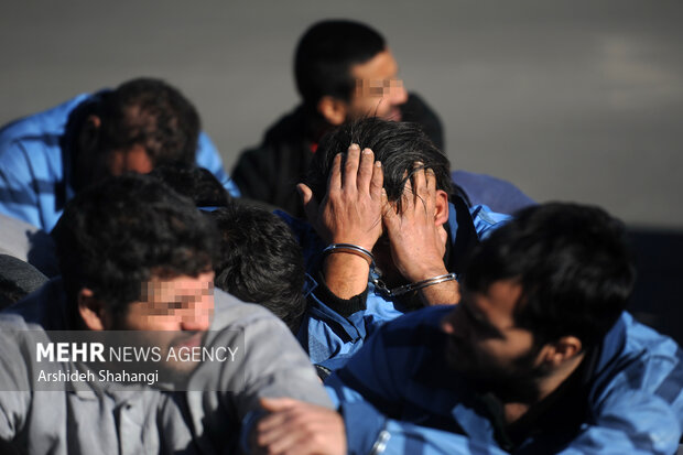 سارقین دستگیر شده توسط توسط پلیس آگاهی تهران بزرگ در هفتمین طرح کاشف حضور دارند