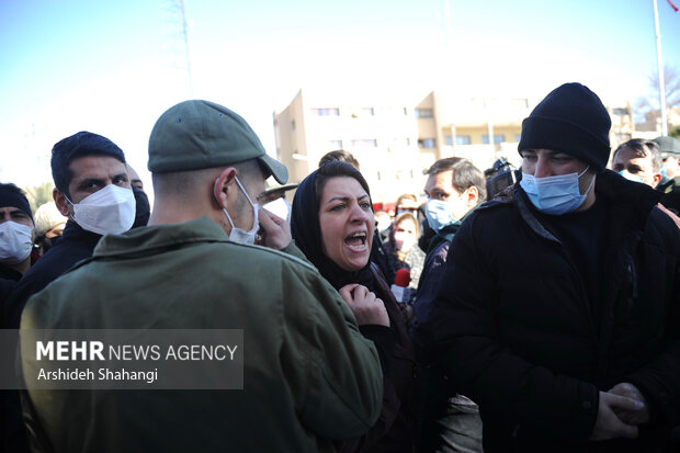 یکی از مالباختگان  در حال اعتراض به سارقین در  هفتمین طرح کاشف است