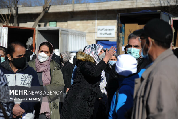 مالباختگان حاضر در  در هفتمین طرح کاشف در حال اعتراض به سارقان دستگیر شده توسطتوسط پلیس آگاهی تهران بزرگ هستند