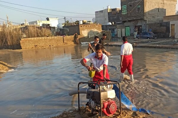 نجات ۳ سرنشین خودروی گرفتار در سیلاب سد خاکی فاریاب رودان