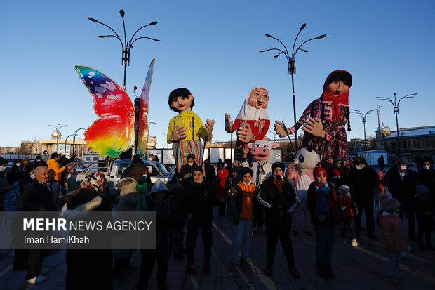 شادپیمایی عروسک های غول پیکر در همدان