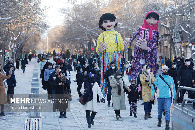 شادپیمایی عروسک های غول پیکر در همدان