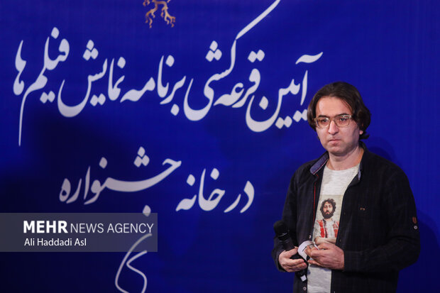 تصویر زنده یاد اشکان منصوری از خبرنگاران فقید حوزه سینما بر روی پیراهن یکی از خبرنگاران دیده می شود