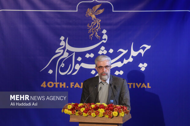 مسعود نقاش زاده دبیر جشنواره چهلم در حال سخنرانی در آئین قرعه کشی برنامه نمایش فیلم ها  در خانه جشنواره فجر است