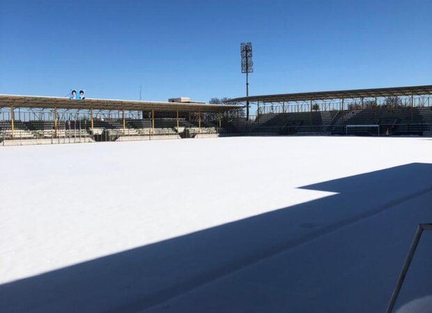 چمن ورزشگاه‌های همدان زیر برف دفن شد/ خطر نابودی چمن با یخ‌زدگی