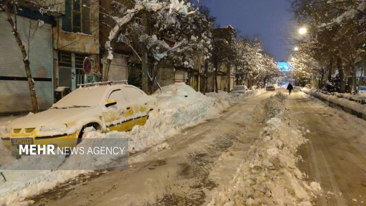 مردم اردبیل از تردد و پارک خودرو در مسیر برف‌روبی خودداری کنند