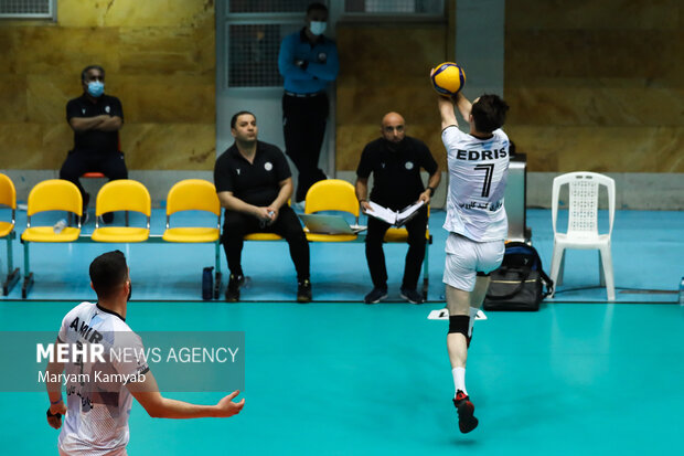 بازیکن تیم والیبال  شهرداری گنبد در حال دریافت توپ در دیدار مقابل پیکان است