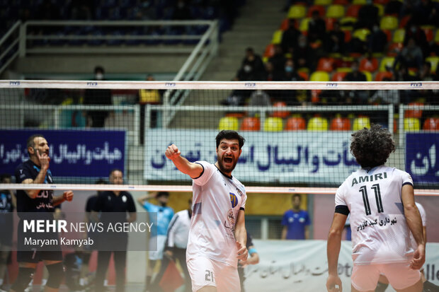 بازکن تیم والیبال شهرداری گنبد در حال خوشحالی پس از کسب امتیاز در دیدار مقابل تیم والیبال پیکان تهران است