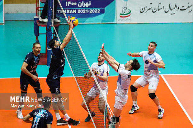 بازیکنان تیم والیبال پیکان تهران در حال زدن ضربه به توپ در دیدار مقابل شهرداری گنبد هستند