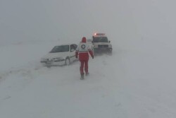 امدادرسانی به ۷۵ خودروی گرفتار در محورهای برفی غرب و جنوب اصفهان/ ۱۲ مصدوم سرپایی درمان شدند