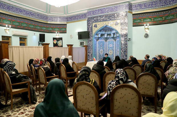 الرئيس الإيراني يلتقي السيدات والعوائل الايرانية المقيمة في موسكو