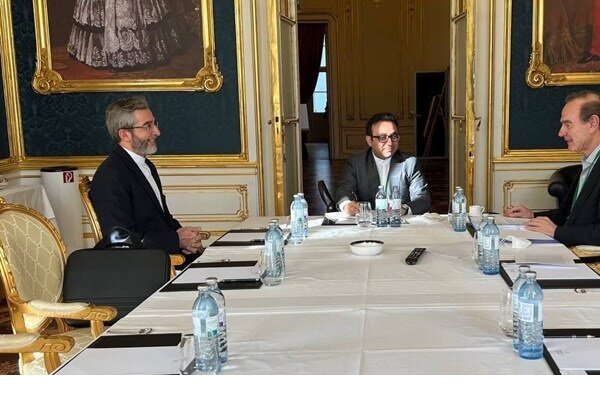 كبير المفاوضين الايرانيين يجتمع مع مورا في فيينا