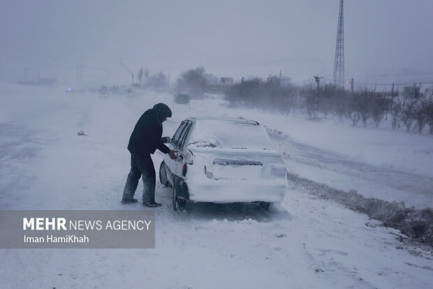 بارش برف ۲ محور مواصلاتی در استان زنجان  را مسدود کرد