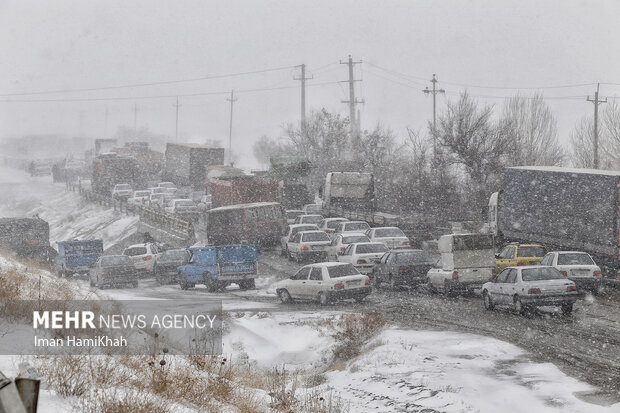 برف و کولاک در آزادراه کرج - قزوین