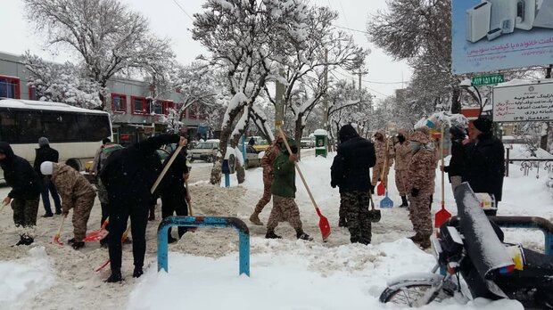 بسیج امکانات و تجهیزات سپاه برای برف روبی راه‌های روستایی اردبیل