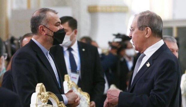 وزيرا خارجية ايران وروسيا یؤکدان ارادة البلدین على مواصلة المفاوضات حول الاتفاق النووي