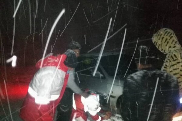 امداد رسانی به ۱۴ مسافر گرفتار در برف محور جیرنده عمارلو