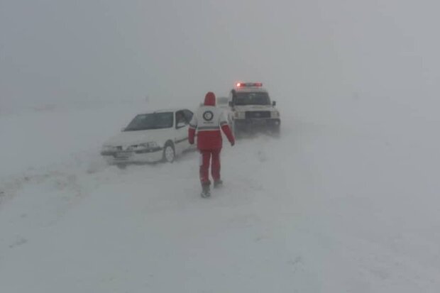 خودروهایی که در برف زمین‌گیر شدند!