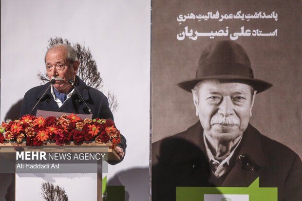 علی نصیریان در حال سخنرانی در بیستمین جشن سالانه منتقدان تئاتر است