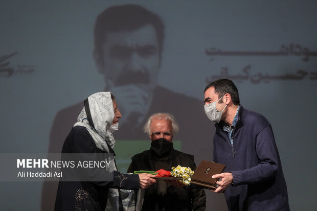 محمد رضا اصلانی و ژاله آموزگار در بیستمین جشن سالانه منتقدان تئاتر از حسین کیایی تقدیر می کنند